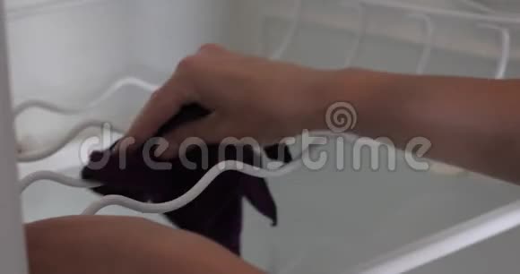 女性的手在冰箱里清洁视频的预览图
