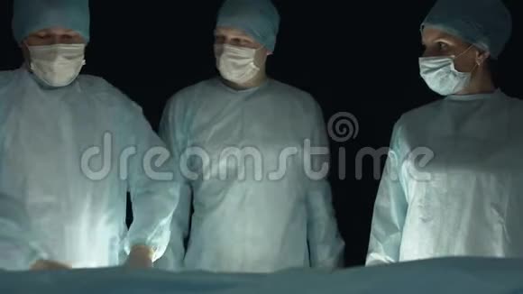 外科小组在手术过程中对病人进行手术医生用手术刀和强制切割病人组织视频的预览图