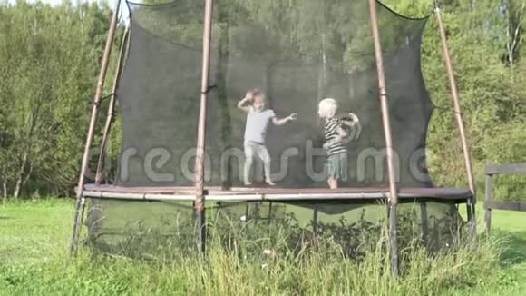 夏天孩子们在外面蹦床上跳视频的预览图