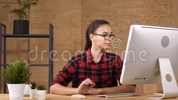 年轻而惊讶的热心女人坐在电脑前视频的预览图