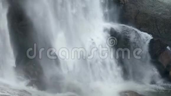 冰岛美丽的瀑布在岩石上破碎的特写4k视频视频的预览图