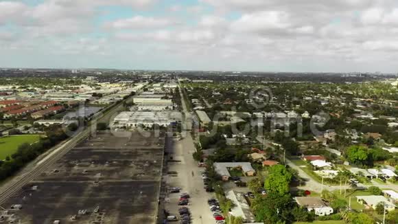 工业区过渡到奥克兰公园FL住宅区视频的预览图
