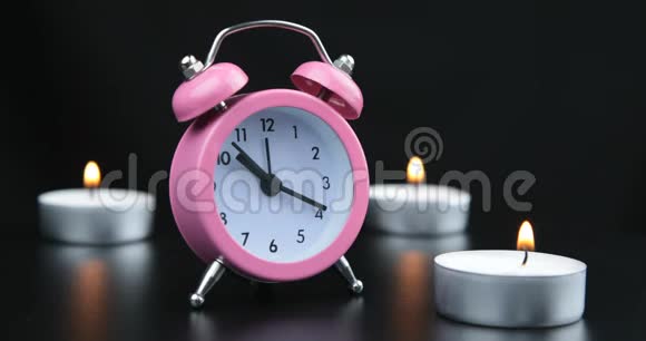 粉红色的时钟黑色的数字和黑色背景上的箭头视频的预览图