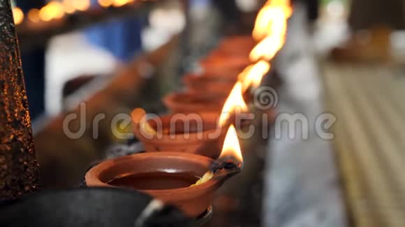4k斯里兰卡印度教或佛教寺庙燃油灯笼的圣火视频视频的预览图