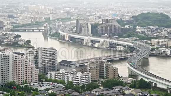 福冈市商业和房地产建筑及其高速公路穿越福冈河的鸟瞰图视频的预览图