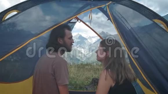 几个男女旅行者在帐篷里接吻蜜月野营旅行一种浪漫的消遣历险记视频的预览图