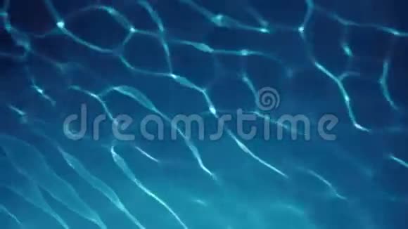 清澈的蓝色透明的水用轻微的波浪反射太阳视频的预览图