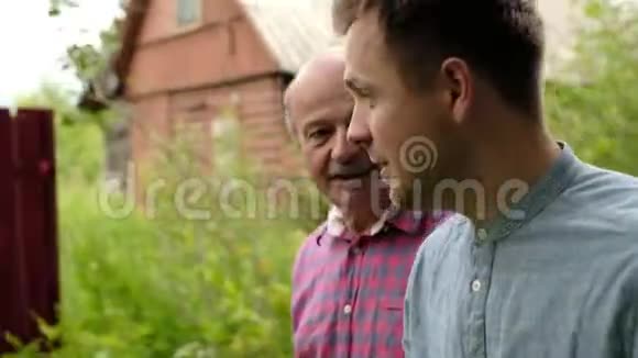 父亲和儿子走在户外讨论生活问题视频的预览图