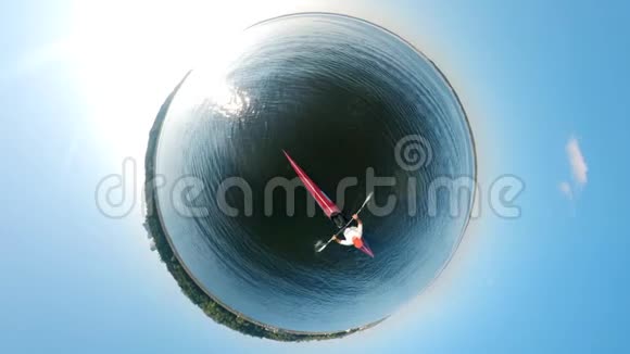 一个人在河边划船的圆形全景视频的预览图
