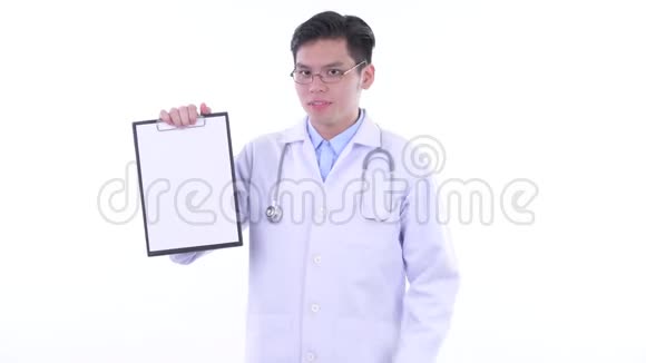穿着整齐的亚洲男青年医生展示剪贴板竖起大拇指视频的预览图