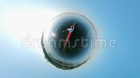 360度男子皮划艇全景视频的预览图