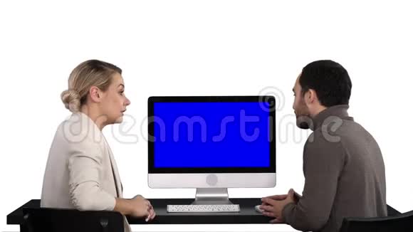 商务人士在电脑显示器周围开会谈论屏幕上的东西白色背景蓝色视频的预览图