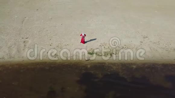 圣诞老人拿着一袋礼物站在湖边顶部视图视频的预览图