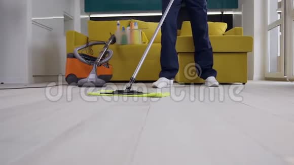 无法辨认的蓝色制服清洁工人清洗厨房地板的图片视频的预览图