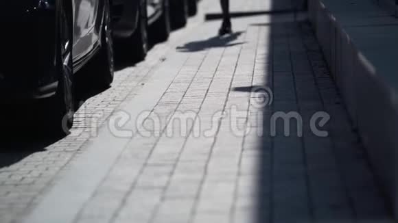 运动员沿着街道跑视频的预览图
