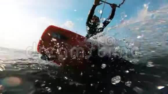 专业运动员骑冲浪板风筝冲浪风筝板视频的预览图