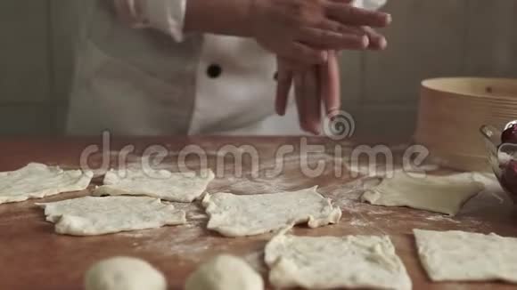 女人教女儿做面团把面团揉在一起把面团擀出来烤视频的预览图