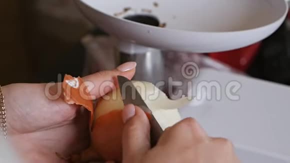 女人用手煮洋葱用刀剥洋葱女孩用刀剥洋葱烹饪食品视频的预览图