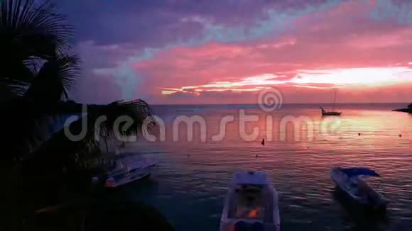 尼加拉瓜罗阿坦海滩和日落时在海上的船只视频的预览图