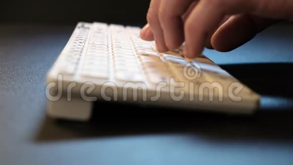 人手打字在白色键盘黑桌子上快关门视频的预览图