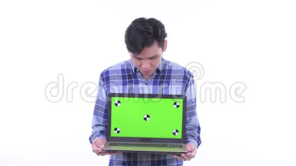 戴着笔记本电脑的年轻亚洲时髦男人视频的预览图