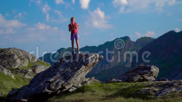一个女孩在岩石上跳舞视频的预览图