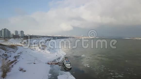 从高处俯瞰冬季河景的船视频的预览图