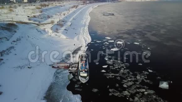 从高处俯瞰冬季河景的船视频的预览图