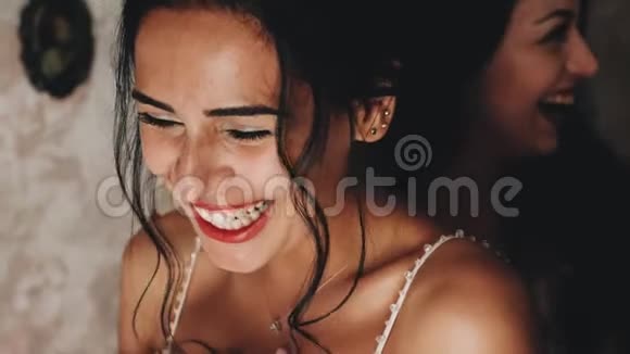 一个漂亮的黑发女孩和她的朋友愉快地笑着微笑不错视频的预览图