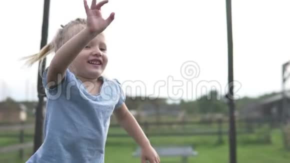 一个小女孩在一个夏天的小屋里跳上蹦床视频的预览图