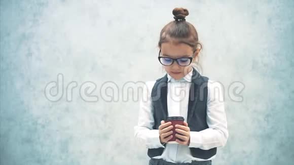 灰色背景小生意女孩喝茶很享受商业小姐穿着商务服视频的预览图