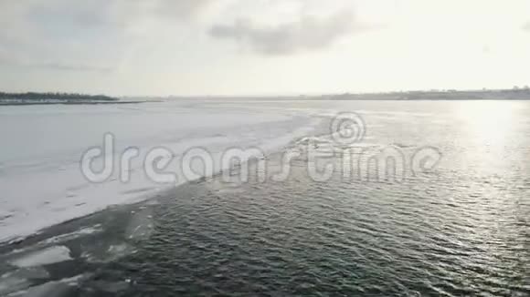 从一架无人机飞过冬季河流拍摄视频视频的预览图