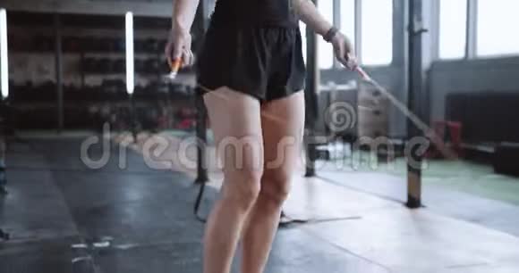 特写漂亮的年轻金发女运动员用跳绳在大型健身房慢动作健康的生活方式视频的预览图