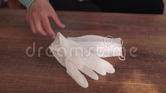把医生的手收起来戴上手术手套女性戴着医用手套视频的预览图