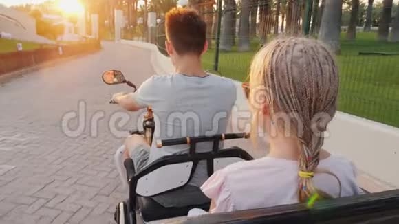 孩子们骑电动滑板车在度假村娱乐视频的预览图