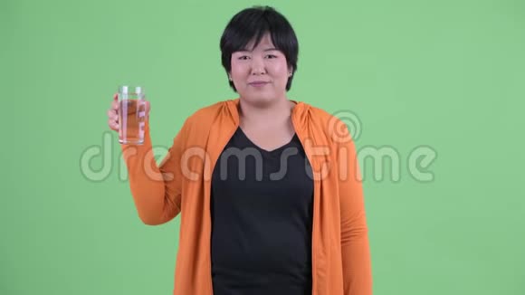 快乐年轻体重超重的亚洲女人为健身准备好喝水和大拇指视频的预览图