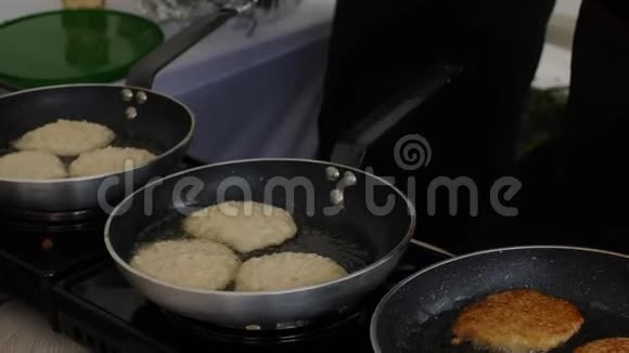 传统的煎锅薄煎饼煮沸油视频的预览图