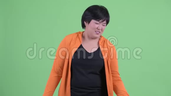 快乐的年轻超重的亚洲女人用哑铃锻炼准备去健身房视频的预览图