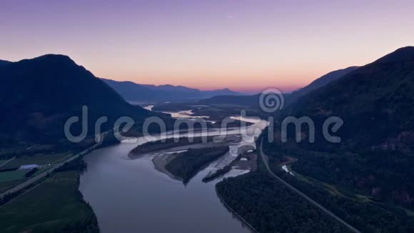 山脉和公路之间的大河视频的预览图
