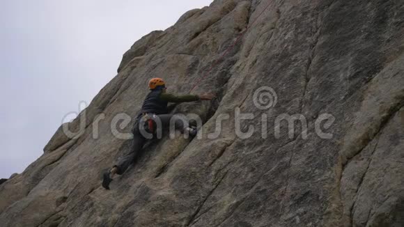 攀岩人攀登悬崖视频的预览图