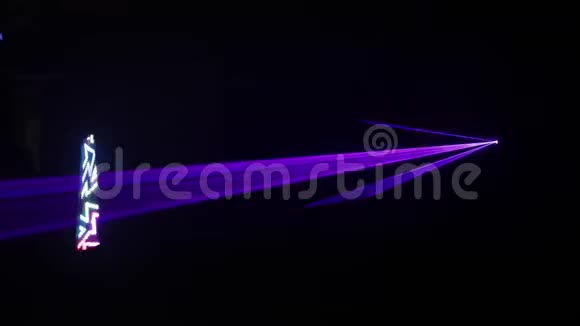 彩色霓虹灯在黑色背景镜头中隔离视频的预览图