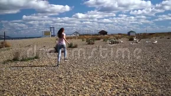 慢动作跑苗条的年轻女孩到希格斯玻尔试图吓跑他们晴朗的蓝天视频的预览图