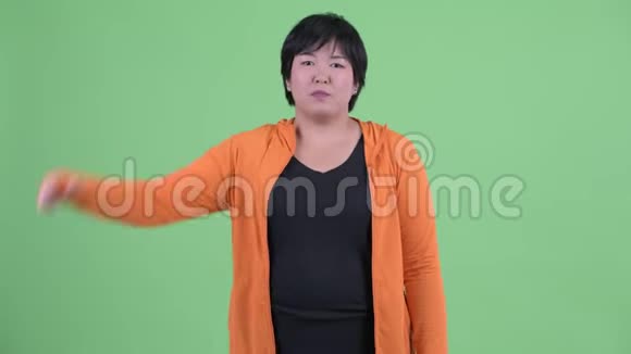 年轻肥胖的亚洲女性为健身房竖起大拇指视频的预览图