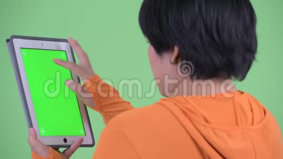 使用数字平板电脑为健身房准备的快乐年轻超重的亚洲女性特写后景视频的预览图