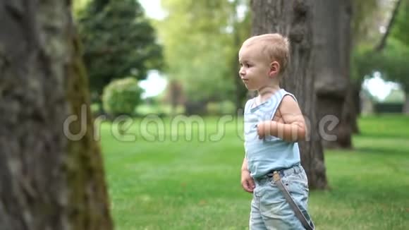 小帅哥欢快地慢悠悠地穿过公园视频的预览图