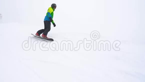 极限滑雪者骑着鲜粉雪下陡山坡以不同的速度射击正常和缓慢视频的预览图