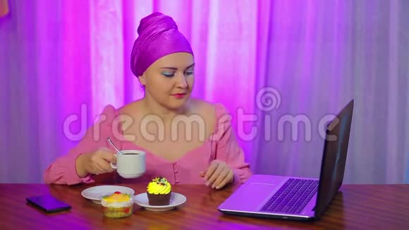一个已婚的犹太女人在一家咖啡屋里丑陋的女人喝咖啡在电脑上工作视频的预览图