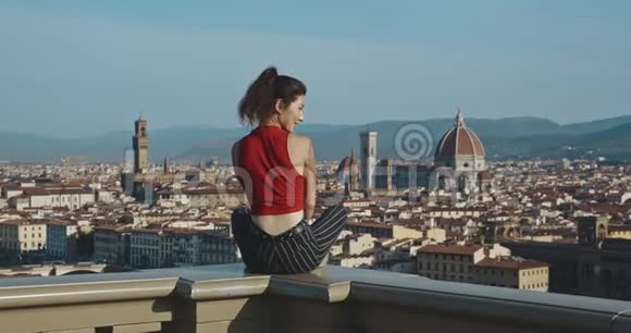 去欧洲旅行快乐女孩意大利游客佛罗伦萨的景观天际线巴西利卡迪圣玛丽亚德尔菲奥雷视频的预览图
