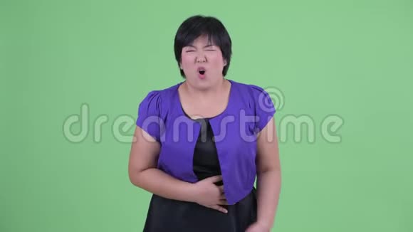 肥胖的亚洲年轻女性胃痛视频的预览图