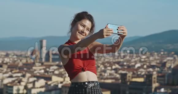 身体积极的女孩她的腹部有一个疤痕在佛罗伦萨的背景下自拍旅游身体健康旅游视频的预览图